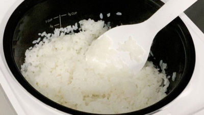 "Memasak nasi yang kurang air sering kali menghasilkan tekstur mengkal atau setengah matang. Kenali risiko gangguan pencernaan akibat makan nasi mengkal."