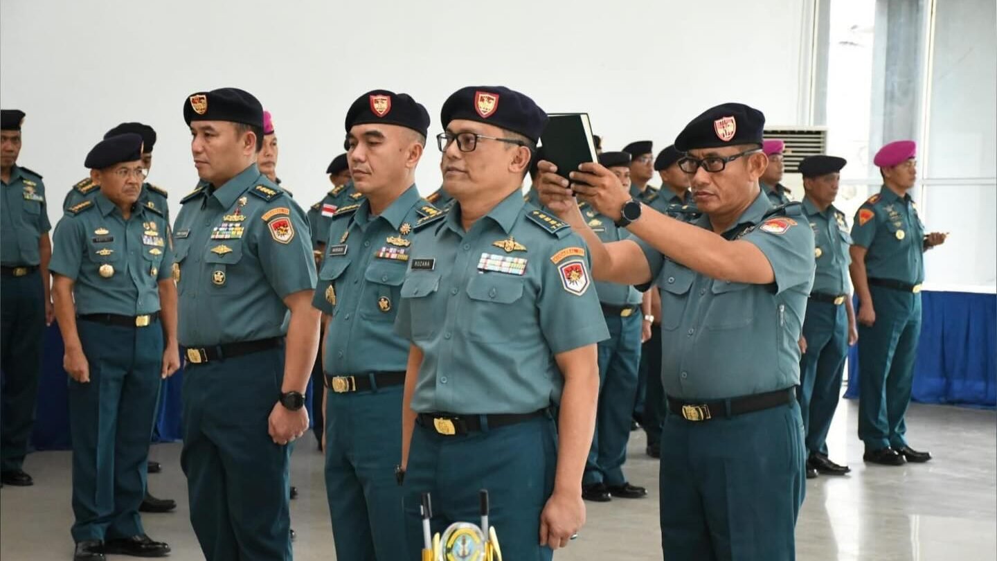 Komandan Kodaeral XII Laksamana Muda TNI Sawa memimpin prosesi pengambilan sumpah jabatan dalam upacara serah terima jabatan perwira TNI Angkatan Laut. Seorang perwira diambil sumpahnya di bawah kitab suci Al-Qur'an. (Dok. H/Faktakalbar.id)