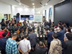 Seskab Teddy Bantah Makan Bergizi Gratis Pangkas Anggaran Pendidikan, Sebut Justru Ditambah