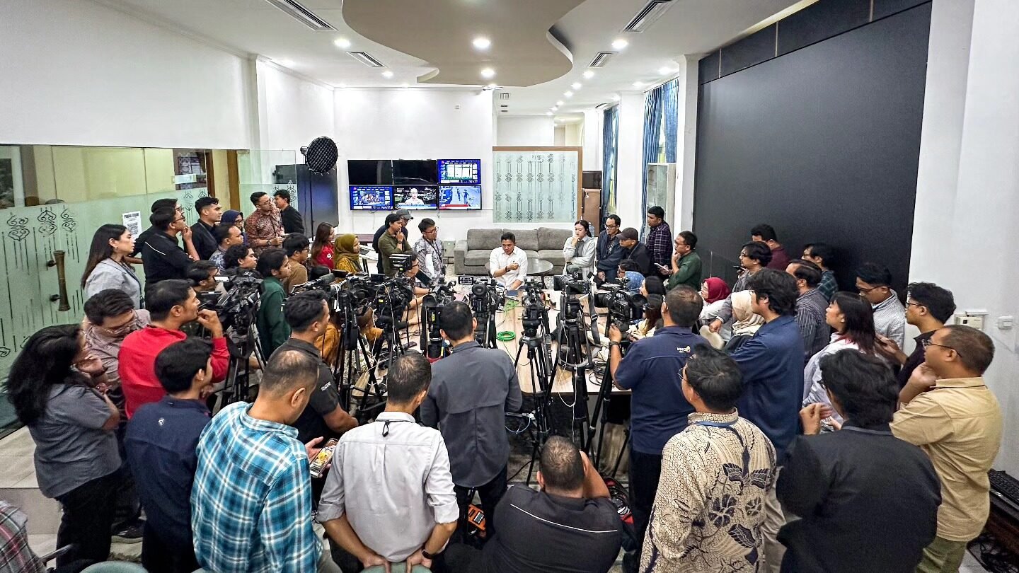 Sekretaris Kabinet Teddy Indra Wijaya memberikan keterangan pers di hadapan puluhan awak media mengenai anggaran pendidikan. (Dok. HO/Faktakalbar.id)