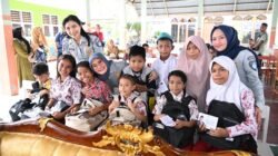 "Peringatan satu tahun Danantara Indonesia dihadiri Presiden Prabowo Subianto. Momentum ini diwarnai dengan pembagian 88.000 paket perlengkapan sekolah oleh jajaran BUMN."