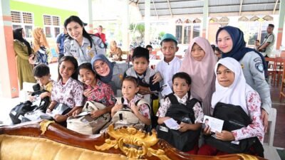 "Peringatan satu tahun Danantara Indonesia dihadiri Presiden Prabowo Subianto. Momentum ini diwarnai dengan pembagian 88.000 paket perlengkapan sekolah oleh jajaran BUMN."