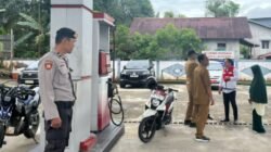 Personel kepolisian bersama perwakilan Pertamina saat melakukan inspeksi mendadak untuk mengecek ketersediaan stok BBM subsidi di salah satu SPBU wilayah Putussibau Utara.