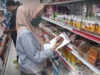 Jelang Idulfitri, Dinkes Kapuas Hulu Sidak Kelayakan Pangan di Minimarket Putussibau