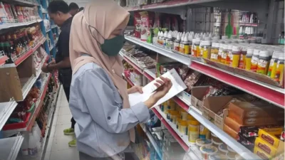 Tim Kerja Farmasi Dinkes Kapuas Hulu melakukan pengecekan label dan tanggal kedaluwarsa produk makanan di sebuah minimarket saat sidak jelang Idulfitri. (Dok. HO/Faktakalbar.id)