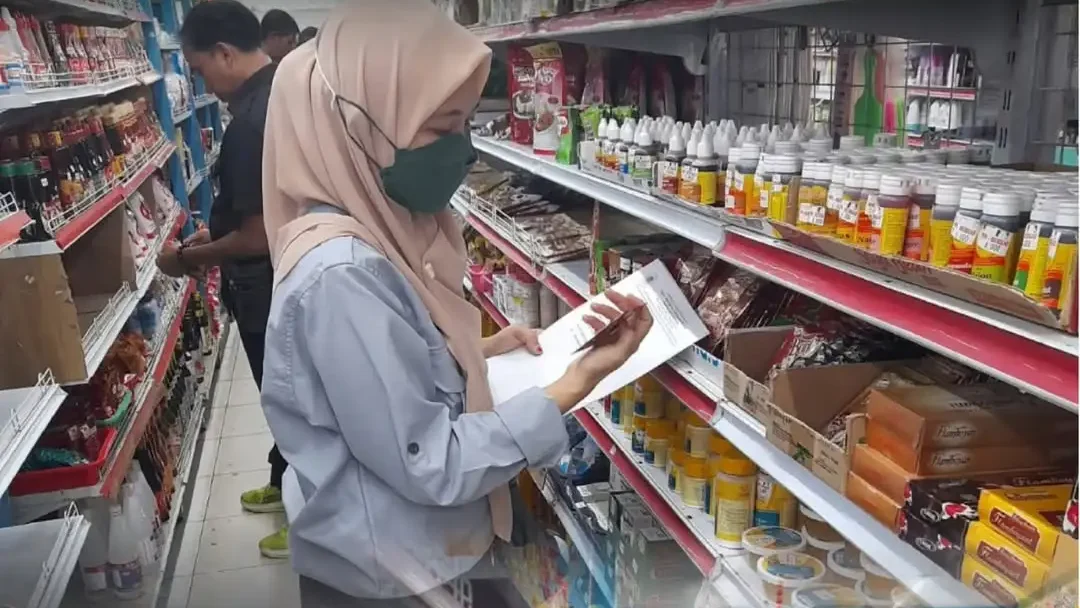 Tim Kerja Farmasi Dinkes Kapuas Hulu melakukan pengecekan label dan tanggal kedaluwarsa produk makanan di sebuah minimarket saat sidak jelang Idulfitri. (Dok. HO/Faktakalbar.id)