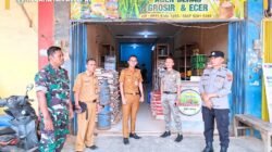 Camat Air Upas Samson Nopen bersama TNI-Polri meninjau stok beras di toko swalayan. (Dok. HO/Faktakalbar.id)