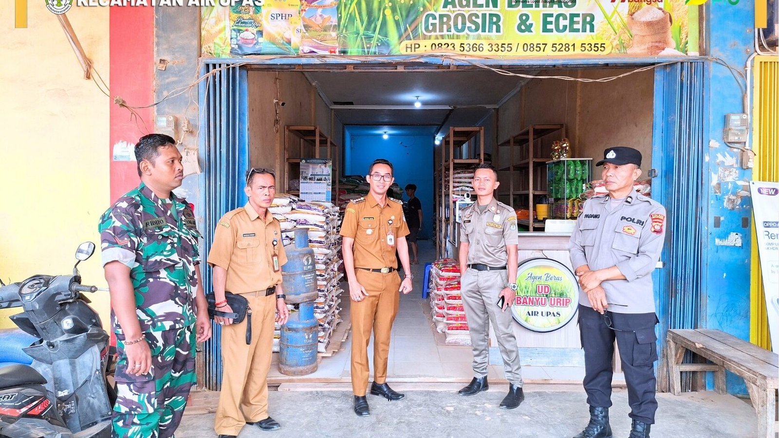 Camat Air Upas Samson Nopen bersama TNI-Polri meninjau stok beras di toko swalayan. (Dok. HO/Faktakalbar.id)