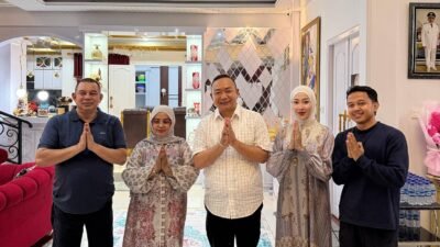 Momen Silaturahmi Idulfitri, Bupati Ketapang Kunjungi Kediaman Tokoh Nasional Boyman Harun. (Dok. HO/Faktakalbar.id)