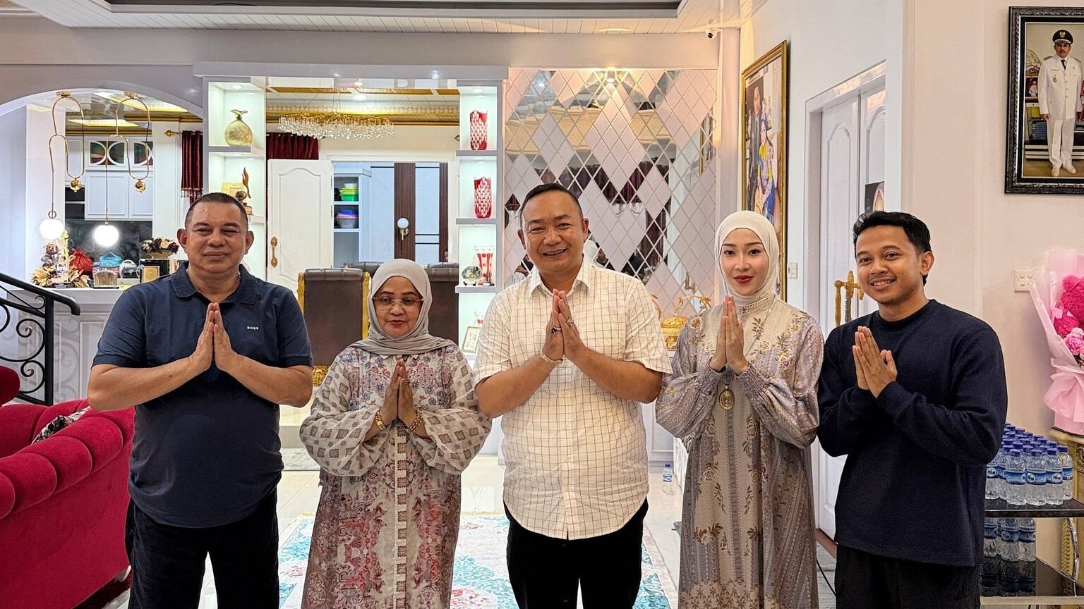 Momen Silaturahmi Idulfitri, Bupati Ketapang Kunjungi Kediaman Tokoh Nasional Boyman Harun. (Dok. HO/Faktakalbar.id)