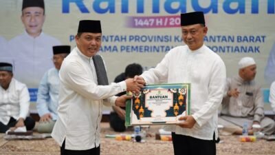 Wali Kota Pontianak Edi Rusdi Kamtono menyerahkan bantuan secara simbolis kepada perwakilan dalam acara Silaturahmi Ramadan Pemprov Kalbar di Aula Rumah Dinas Wali Kota. (Dok. HO/Faktakalbar.id)