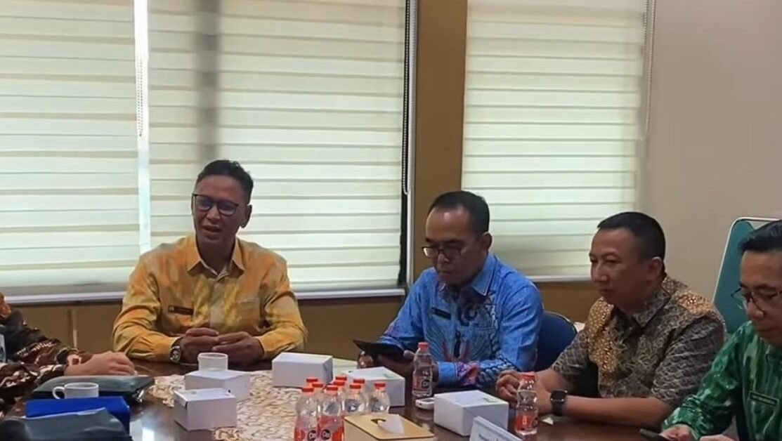 "Perumdam Tirta Khatulistiwa menerima kunjungan studi banding Perumdam Tirta Mayang Kota Jambi terkait penerapan tata kelola skema kerja sama investasi swasta. "