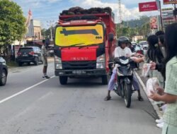 Pelajar SMP Kristen Bagikan Takjil Berbuka Puasa di Sekayam