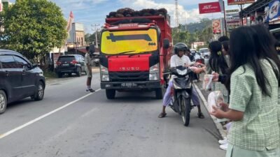 pelajar SMP Kristen Bukit Pengharapan membagikan paket takjil berbuka puasa kepada pengguna jalan di Kecamatan Sekayam, Sanggau.