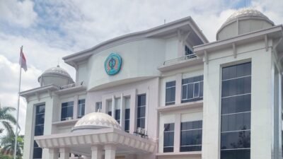 Pelaksanaan proyek Politeknik Negeri Pontianak disorot karena diduga tak terdaftar di LPSE resmi pemerintah di tengah skandal moral petinggi kampus.