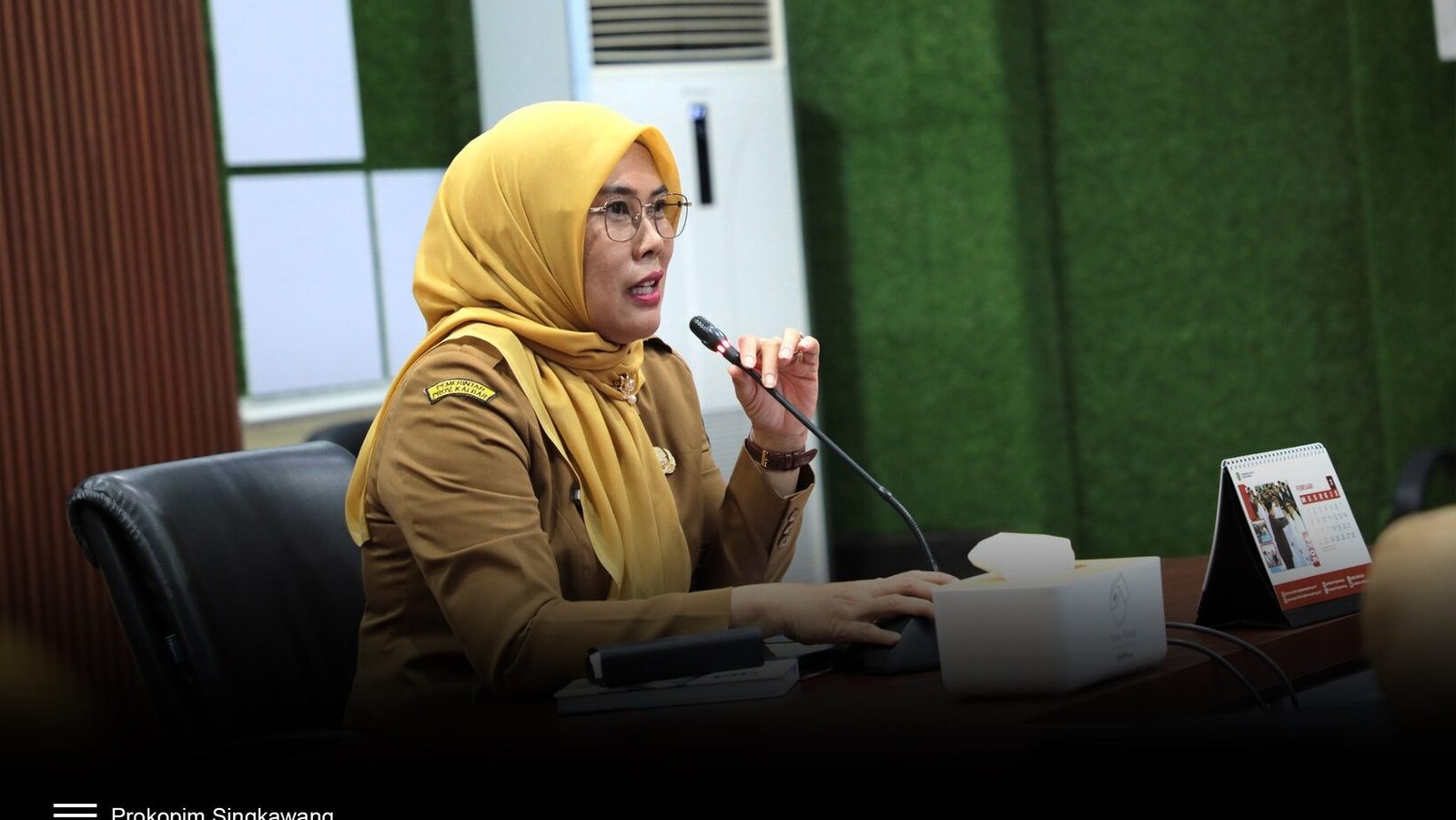 Sekretaris Daerah Kota Singkawang Dwi Yanti memberikan arahan dalam sosialisasi penggunaan aplikasi SRIKANDI di Ruang Rapat Wali Kota. (Dok. HO/Faktakalbar.id)