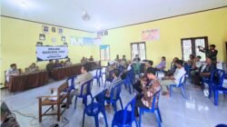 Suasana sosialisasi pendaftaran Hak Pengelolaan (HPL) Badan Bank Tanah yang dihadiri Camat Air Upas dan warga di Aula Kantor Desa Air Durian Jaya. (Dok. HO/Faktkalbar.id)