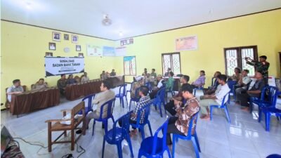 Suasana sosialisasi pendaftaran Hak Pengelolaan (HPL) Badan Bank Tanah yang dihadiri Camat Air Upas dan warga di Aula Kantor Desa Air Durian Jaya. (Dok. HO/Faktkalbar.id)