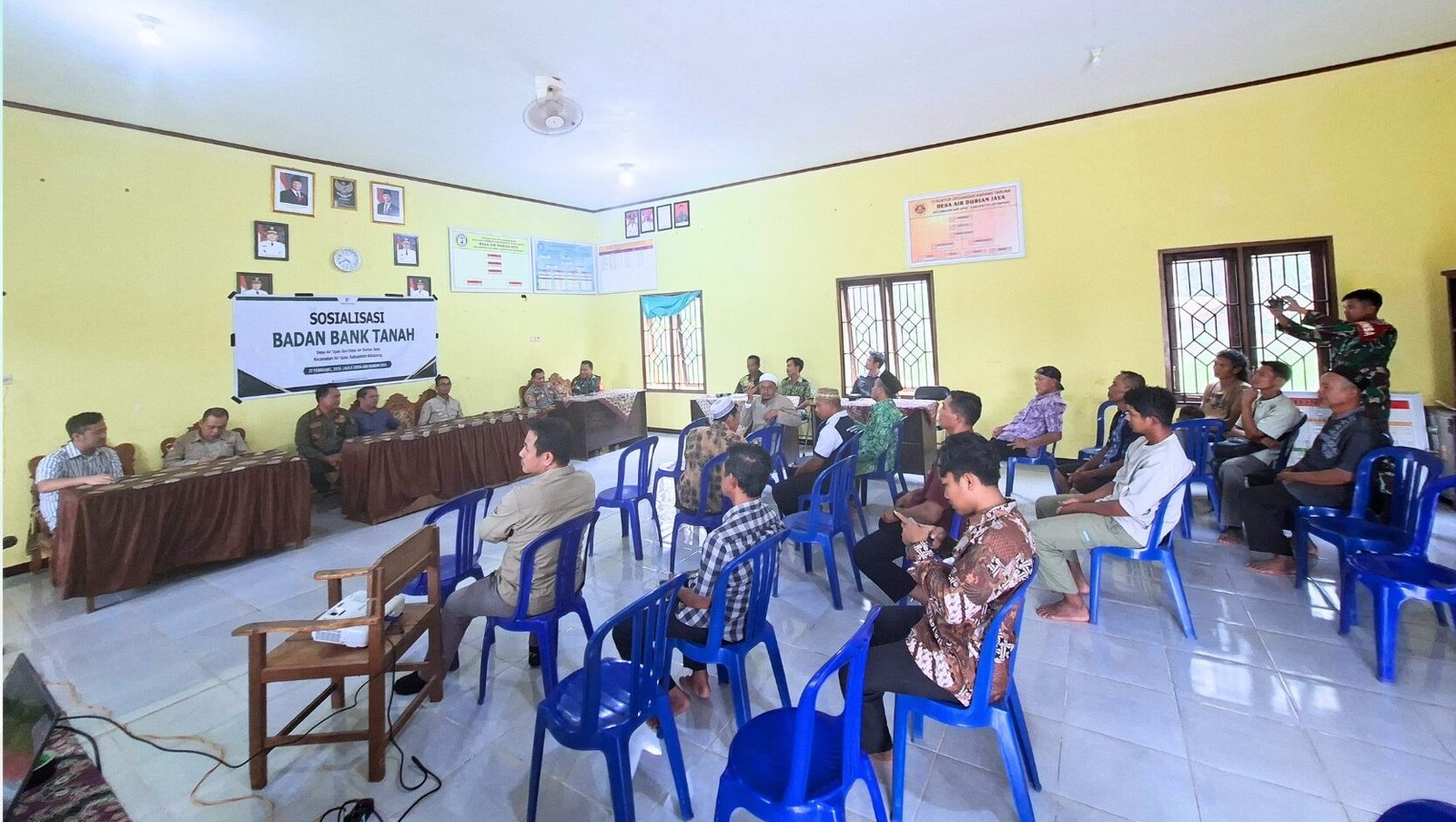 Suasana sosialisasi pendaftaran Hak Pengelolaan (HPL) Badan Bank Tanah yang dihadiri Camat Air Upas dan warga di Aula Kantor Desa Air Durian Jaya. (Dok. HO/Faktkalbar.id)