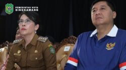 Wali Kota Singkawang Tjhai Chui Mie berbincang dengan Menteri PKP Maruarar Sirait dan Mendagri Tito Karnavian dalam acara sosialisasi KUR Perumahan di Basement Kantor Wali Kota. (Dok. HO/Faktakalbar.id)