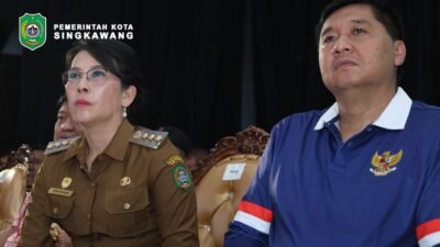 Wali Kota Singkawang Tjhai Chui Mie berbincang dengan Menteri PKP Maruarar Sirait dan Mendagri Tito Karnavian dalam acara sosialisasi KUR Perumahan di Basement Kantor Wali Kota. (Dok. HO/Faktakalbar.id)