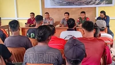 Jajaran Polsek Embaloh Hilir bersama unsur TNI dan aparat desa memasang spanduk penolakan aktivitas tambang emas ilegal di kawasan Desa Ujung Bayur.