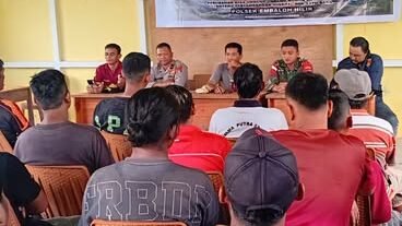 Jajaran Polsek Embaloh Hilir bersama unsur TNI dan aparat desa memasang spanduk penolakan aktivitas tambang emas ilegal di kawasan Desa Ujung Bayur.