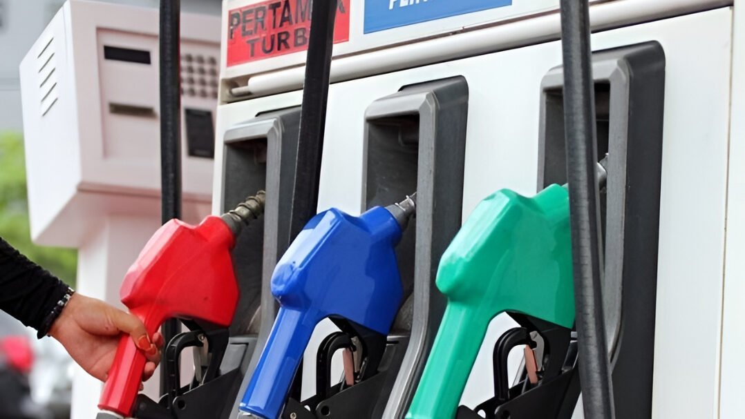 Ilustrasi - Pahami mekanisme pemerintah dalam menentukan harga BBM berdasarkan harga minyak dunia, kurs rupiah, dan pajak daerah. Simak fakta lengkapnya di sini. (Dok. Ist)