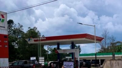 Suasana Stasiun Pengisian Bahan Bakar Umum (SPBU) di wilayah Sungai Sarang, Kecamatan Marau, yang menjadi sorotan warga. (Dok. Ist)