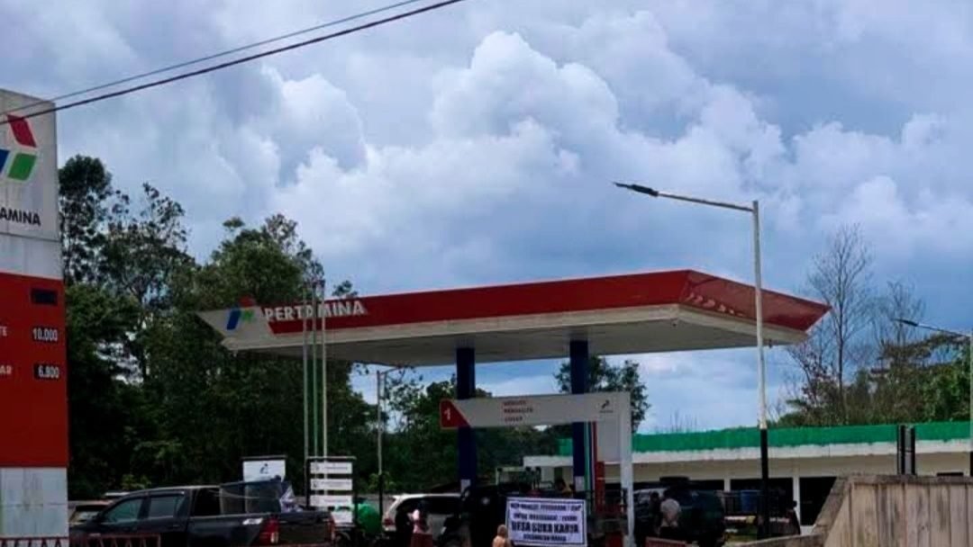 Suasana Stasiun Pengisian Bahan Bakar Umum (SPBU) di wilayah Sungai Sarang, Kecamatan Marau, yang menjadi sorotan warga. (Dok. Ist)