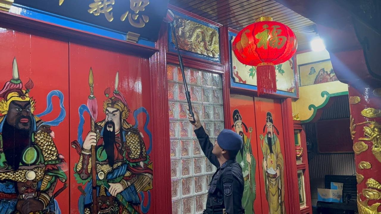 Personel Brimob Polda Kalbar melakukan penyisiran dan sterilisasi di Kelenteng Kuan Tie Bio Pontianak menjelang pelaksanaan rangkaian ibadah Cap Go Meh.