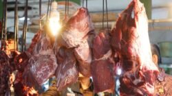 Stok daging sapi segar digantung di pasar tradisional Kota Pontianak untuk menjamin ketersediaan pangan. (Dok. HO/Faktakalbar.id)