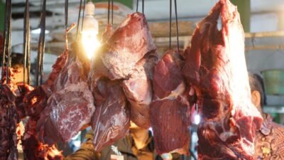 Stok daging sapi segar digantung di pasar tradisional Kota Pontianak untuk menjamin ketersediaan pangan. (Dok. HO/Faktakalbar.id)