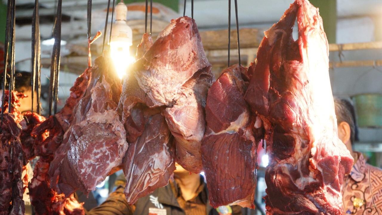 Stok daging sapi segar digantung di pasar tradisional Kota Pontianak untuk menjamin ketersediaan pangan. (Dok. HO/Faktakalbar.id)
