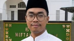 "Salat Idulfitri di Masjid Miftahul Jannah Ketapang berlangsung khidmat meski diguyur hujan. Simak cerita warga tentang kelancaran BBM dan tradisi ketupat colet."