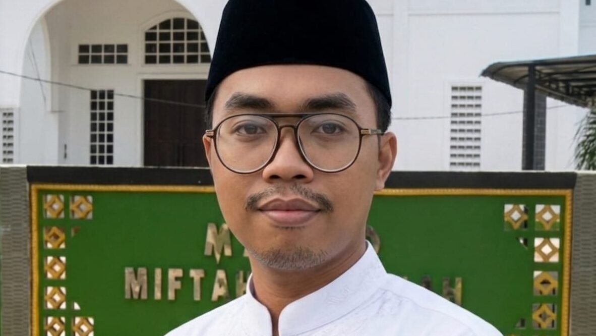 "Salat Idulfitri di Masjid Miftahul Jannah Ketapang berlangsung khidmat meski diguyur hujan. Simak cerita warga tentang kelancaran BBM dan tradisi ketupat colet."