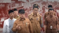 Bupati Kubu Raya Sujiwo memberikan arahan saat meninjau progres pengerjaan jalan poros Kuala Dua. (Dok. HO/Faktakalbar.id)