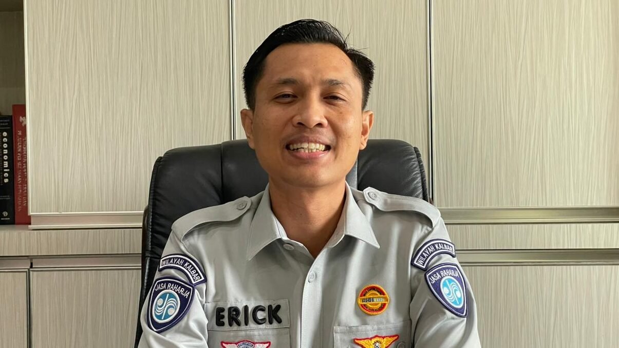 "Pemerintah Daerah (Pemda) menetapkan syarat pendaftaran program Mudik Khatulistiwa 2026. Calon peserta wajib menyiapkan KTP, KK, dan maksimal 4 orang per keluarga."