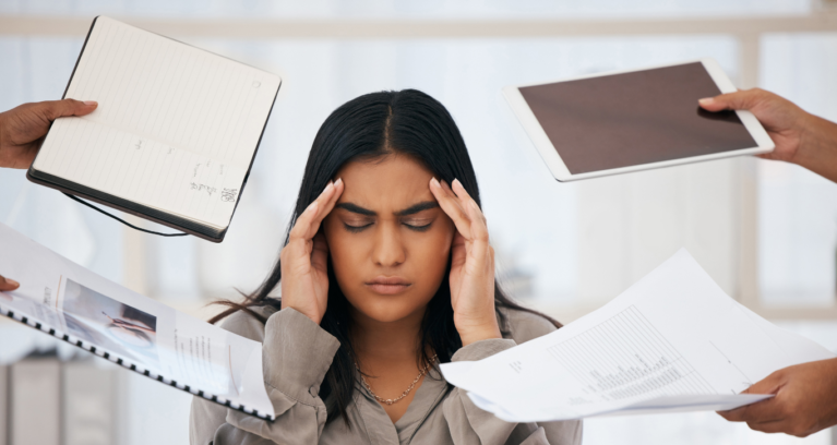 "Kenali 5 tanda kamu sebenarnya sedang mengalami burnout. Jangan abaikan kelelahan mental dan fisik demi produktivitas yang sehat."