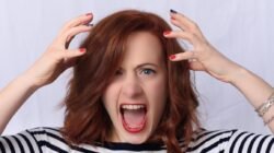 "Menjadi profesional bukan berarti tidak boleh punya emosi. Simak 4 tanda kamu tetap pekerja profesional meskipun memiliki karakter moodyan yang fluktuatif."