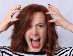 Tetap Berprestasi! Ini 4 Tanda Kamu Pekerja Profesional Meskipun Karaktermu Moodyan