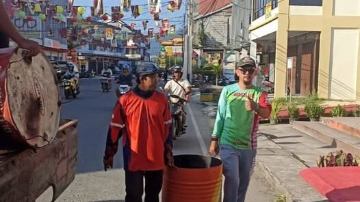 Petugas kebersihan Dinas Lingkungan Hidup menyiagakan ratusan sarana tempat sampah di sepanjang rute pawai lampion perayaan Cap Go Meh di Kota Singkawang.