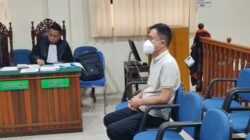Terdakwa WNA China Liu Xiaodong duduk di kursi pesakitan saat menjalani sidang di Pengadilan Negeri Ketapang. (Dok. HO/Faktakalbar.id)