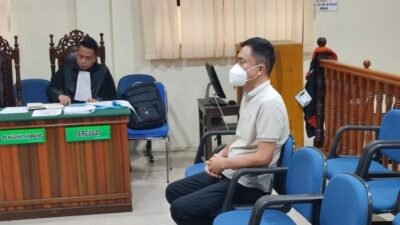 Terdakwa WNA China Liu Xiaodong duduk di kursi pesakitan saat menjalani sidang di Pengadilan Negeri Ketapang. (Dok. HO/Faktakalbar.id)