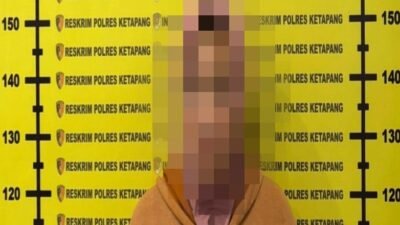 Tersangka IRT berinisial I diamankan di Mapolres Ketapang terkait kasus kepemilikan narkotika jenis sabu seberat 5,61 gram. (Dok. HO/Faktakalbar.id)