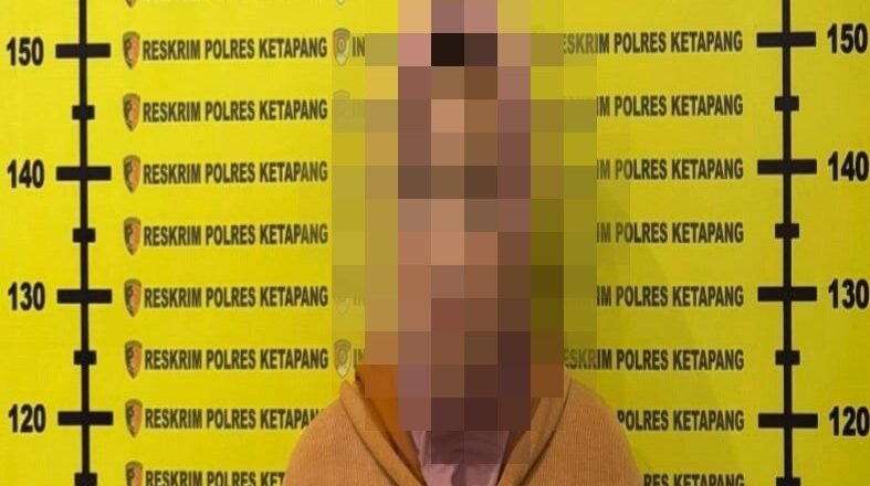 Tersangka IRT berinisial I diamankan di Mapolres Ketapang terkait kasus kepemilikan narkotika jenis sabu seberat 5,61 gram. (Dok. HO/Faktakalbar.id)