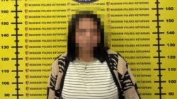 Tersangka kasus penyalahgunaan narkoba berinisial DS berdiri di depan papan ukur tinggi badan Satresnarkoba Polres Ketapang. (Dok. HO/Faktakalbar.id)