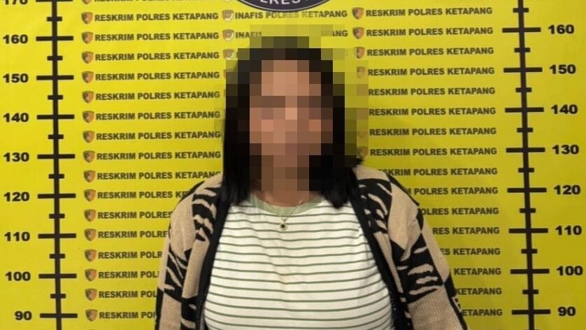 Tersangka kasus penyalahgunaan narkoba berinisial DS berdiri di depan papan ukur tinggi badan Satresnarkoba Polres Ketapang. (Dok. HO/Faktakalbar.id)