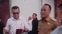 "BAKUMKU Kalbar soroti kejanggalan penanganan kasus oli palsu di Polda Kalbar. Tersangka EC melaporkan penyuplai, diduga strategi playing victim untuk alihkan hukum."