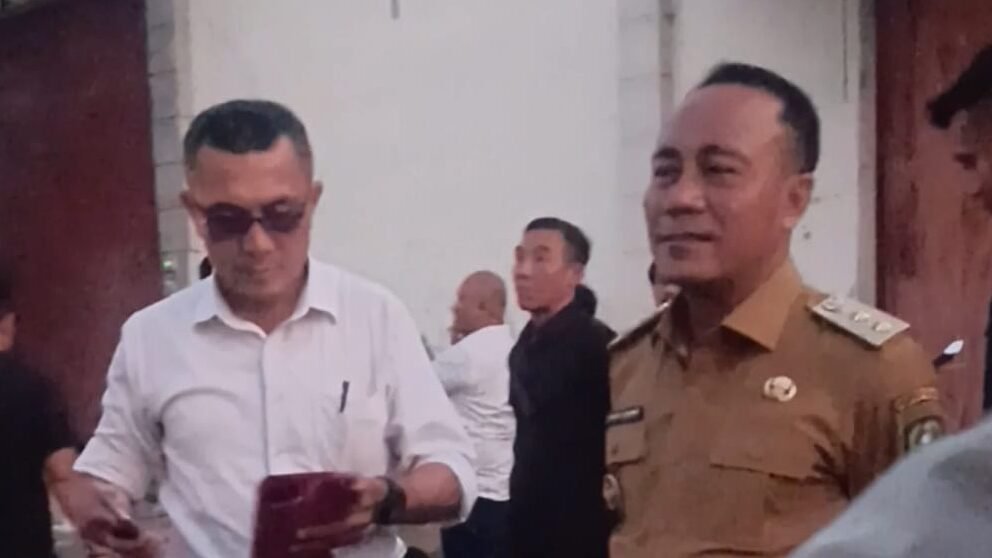 "BAKUMKU Kalbar soroti kejanggalan penanganan kasus oli palsu di Polda Kalbar. Tersangka EC melaporkan penyuplai, diduga strategi playing victim untuk alihkan hukum."